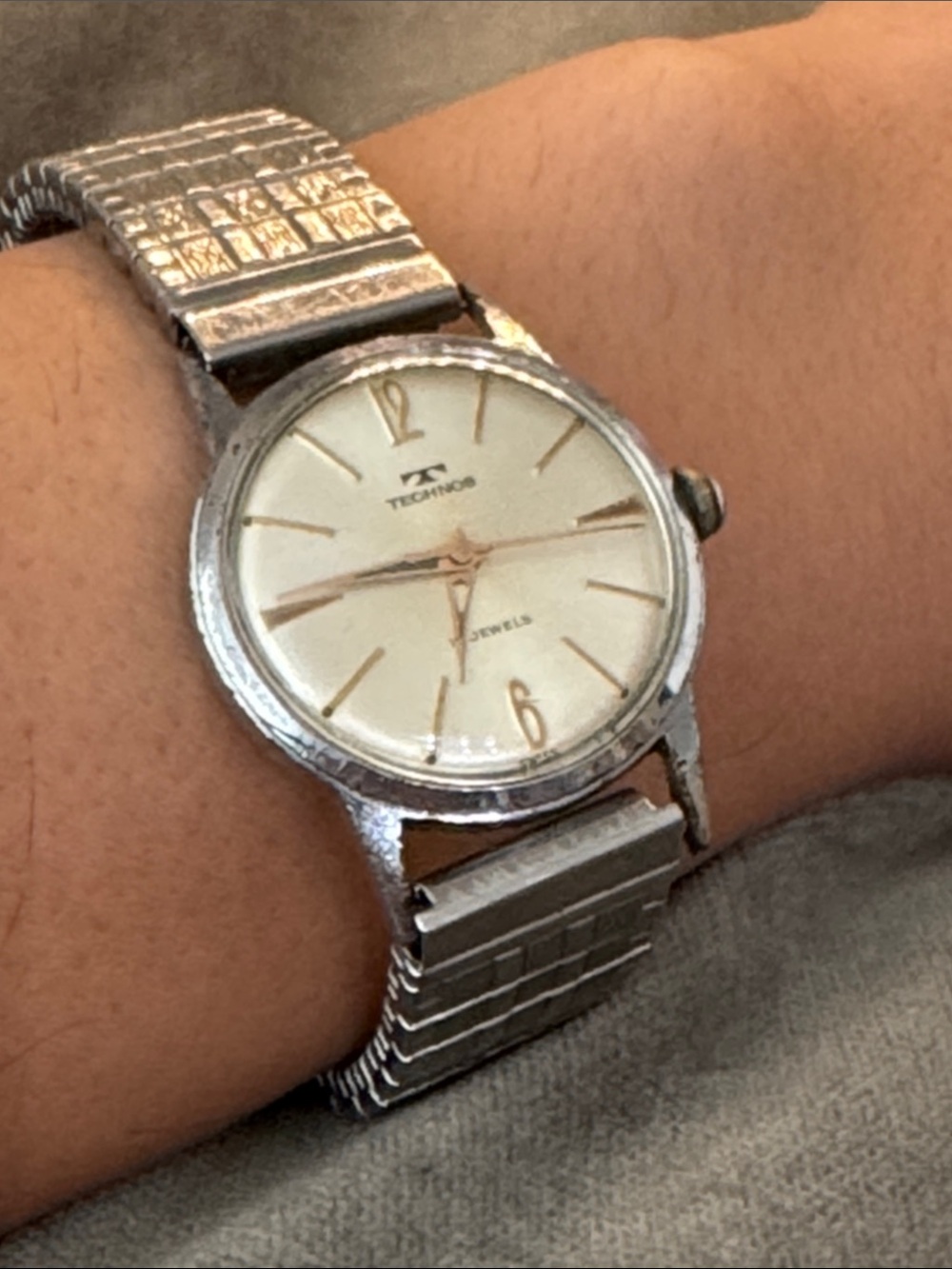 Vintage Technos Swiss 17 Jewels Mechanical Watch Silver Tone Stretch Band